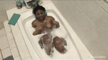 After washing her big pussy the guy fucked the ebony milf with his BBC